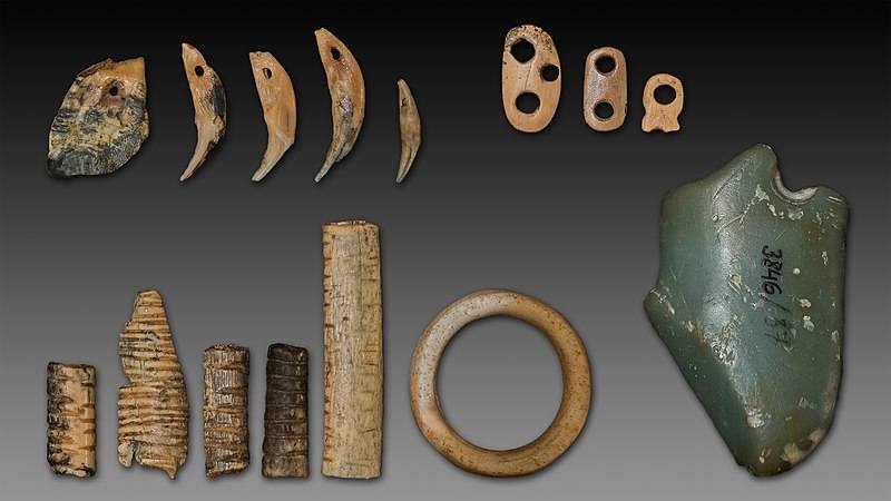Ukrasi i životinjske kosti (gore), kao i kameni alati (dole) pronađeni u pećini Denisova