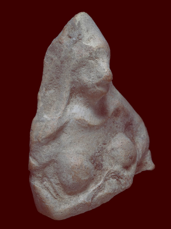 Figurica stara 2.500 godina prikazuje ženu golih grudi koja nosi šal. Izvor: Israel Antiquities Authority.