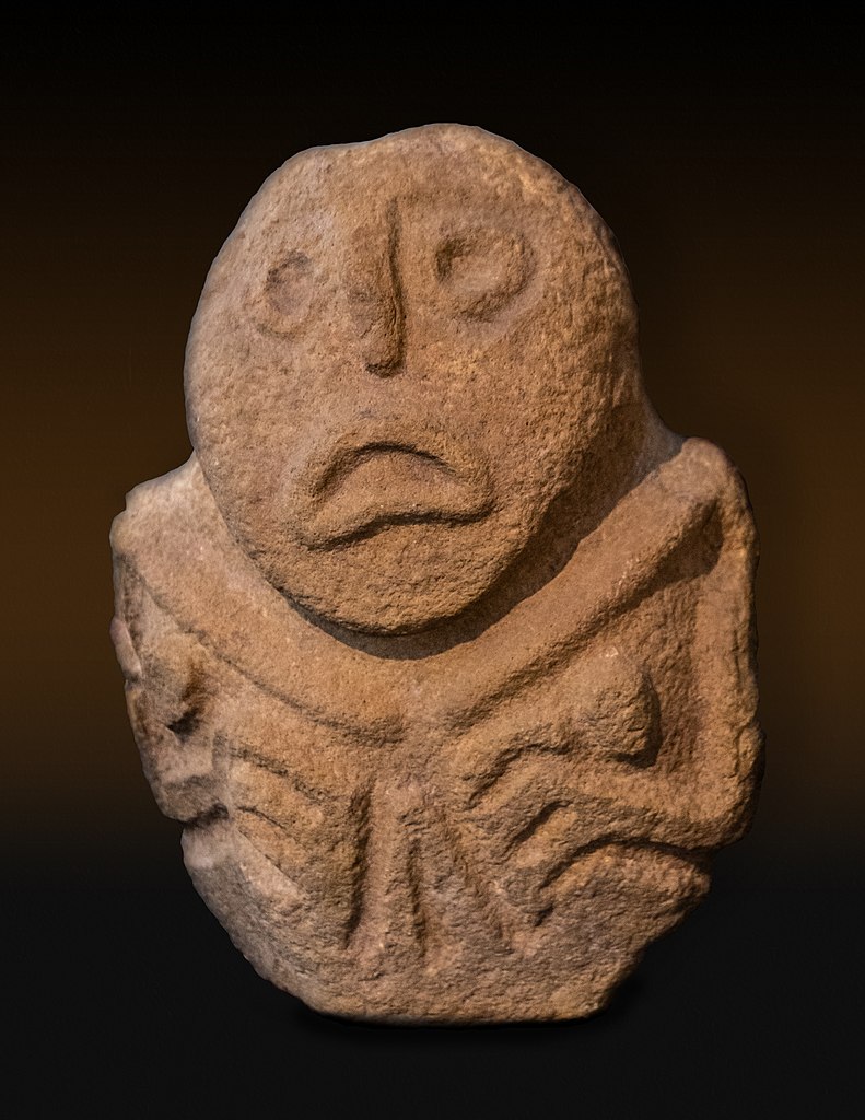 Skulptura glave "Praroditeljka", pronađena na arheološkom lokalitetu Lepenski Vir u Srbiji (~7000 godina pre naše ere). Narodni muzej Srbije (Izvor: Wikipedia)